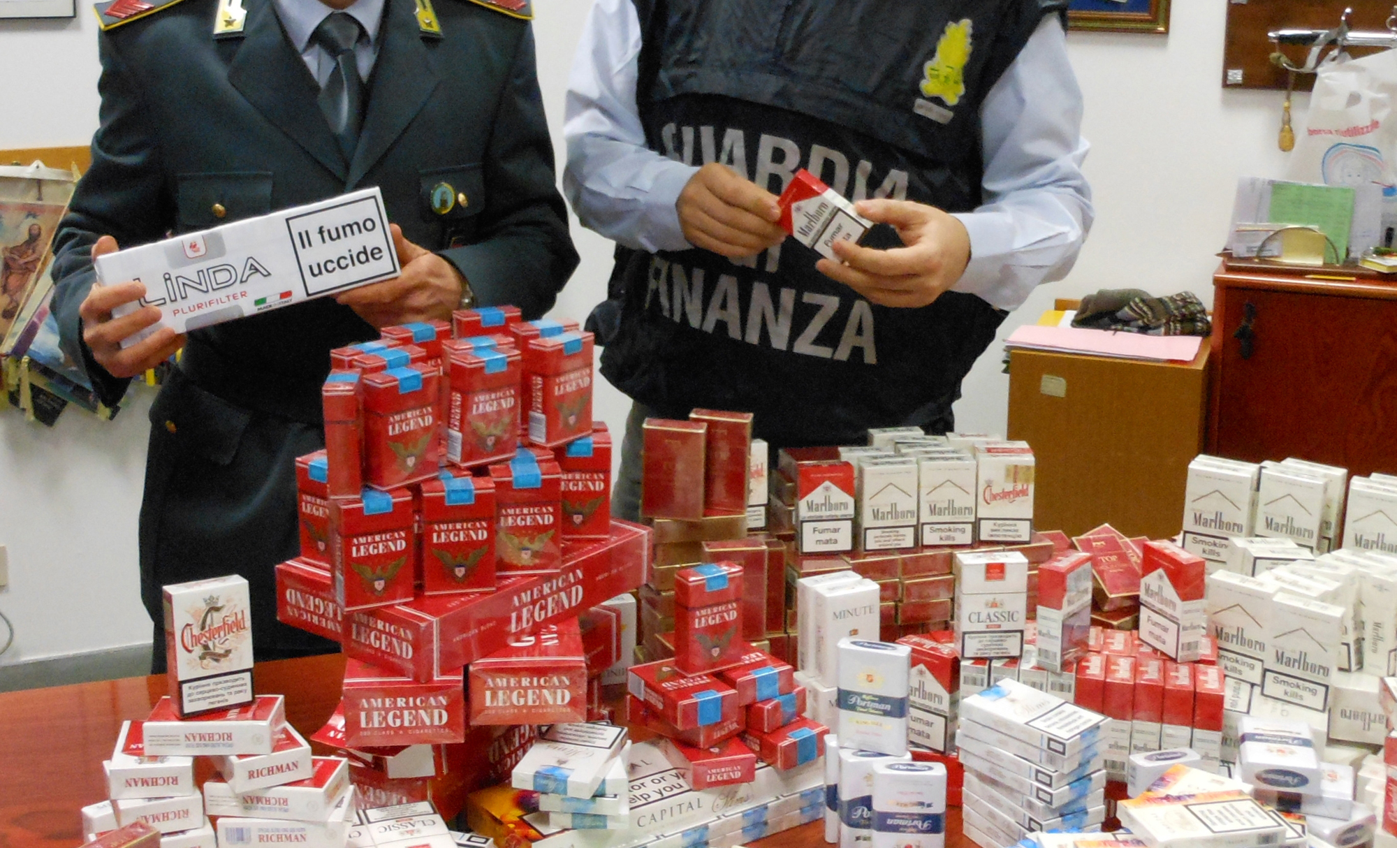 Risultati immagini per immagine di sigarette di contrabbando a napoli