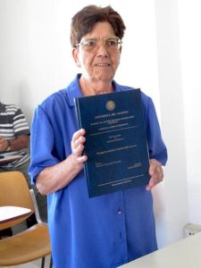 La signora Concetta posa con la sua tesi