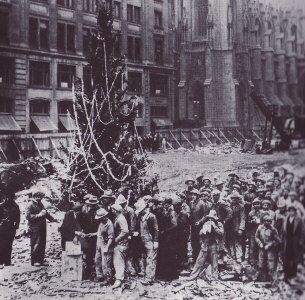Il primo albero di Natale del Rockefeller Center. Operai in fila in attesa della paga, 1931.