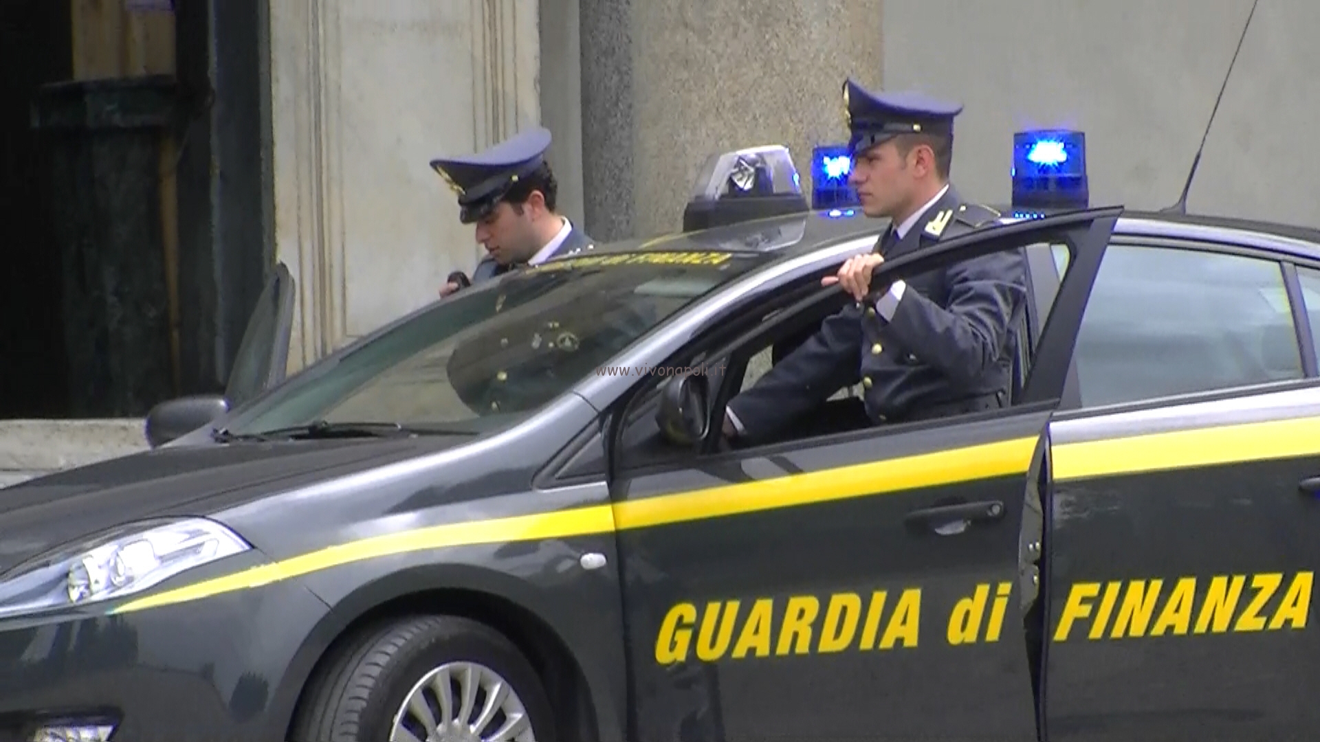 I finanzieri del Comando Provinciale di Napoli arrestano, in tre distinti interventi, quattro responsabili, per resistenza a Pubblico Ufficiale e contrabbando di sigarette.
