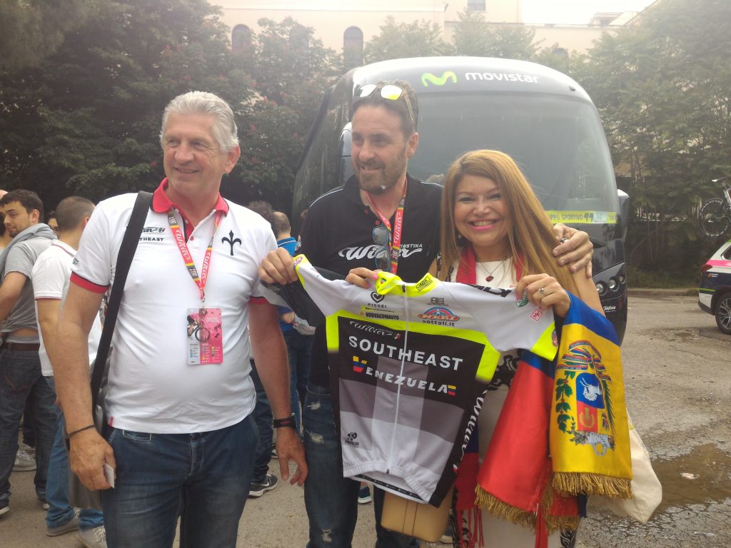Il DS della Wilier Triestina - Southeast, Luca Scinto, consegna una maglietta del Team alla Console Generale della Repubblica Bolivariana del Venezuela a Napoli
