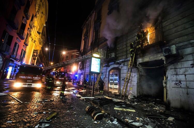 Napoli, bar bruciato dalle fiamme in via Toledo_21secolo_Lorena Campovisano