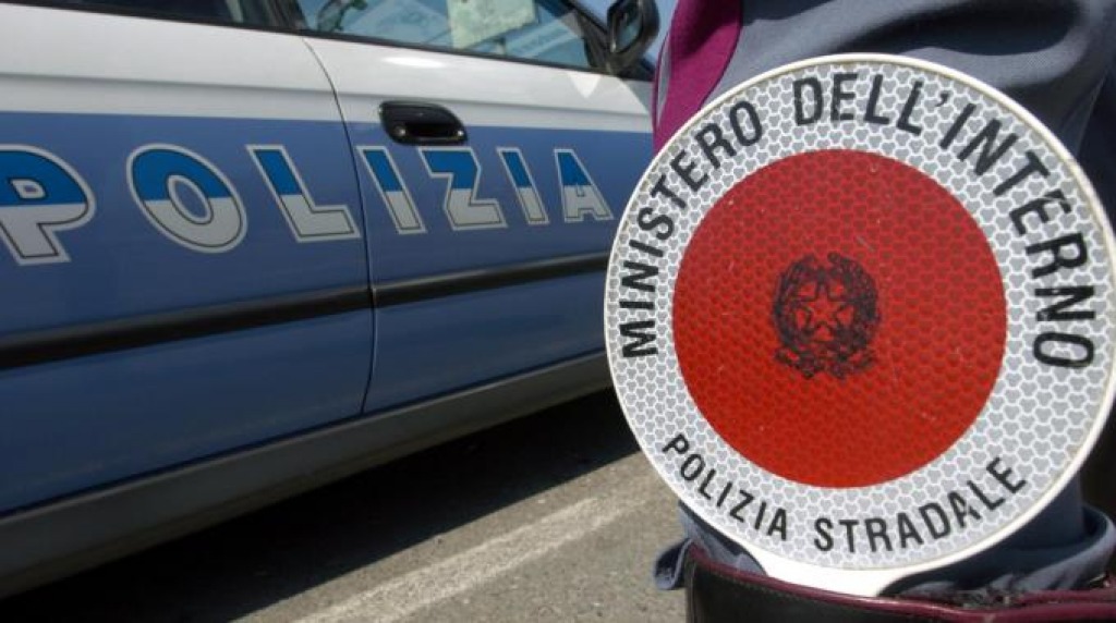 Poliziotto si suicida in autostrada: mistero sul movente. Un poliziotto in servizio alla squadra mobile della Questura di Salerno s'è tolto la vita.