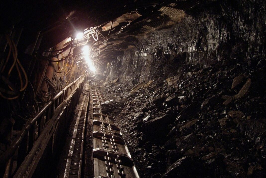 Cina: minatori bloccati in una miniera dello Xinjiang