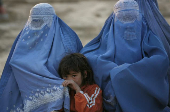 Donne in Afghanista con burqa
