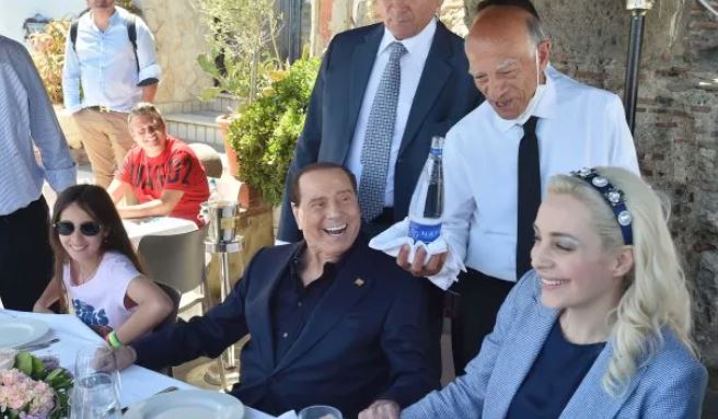Berlusconi a Napoli: Sono un napoletano nato a Milano