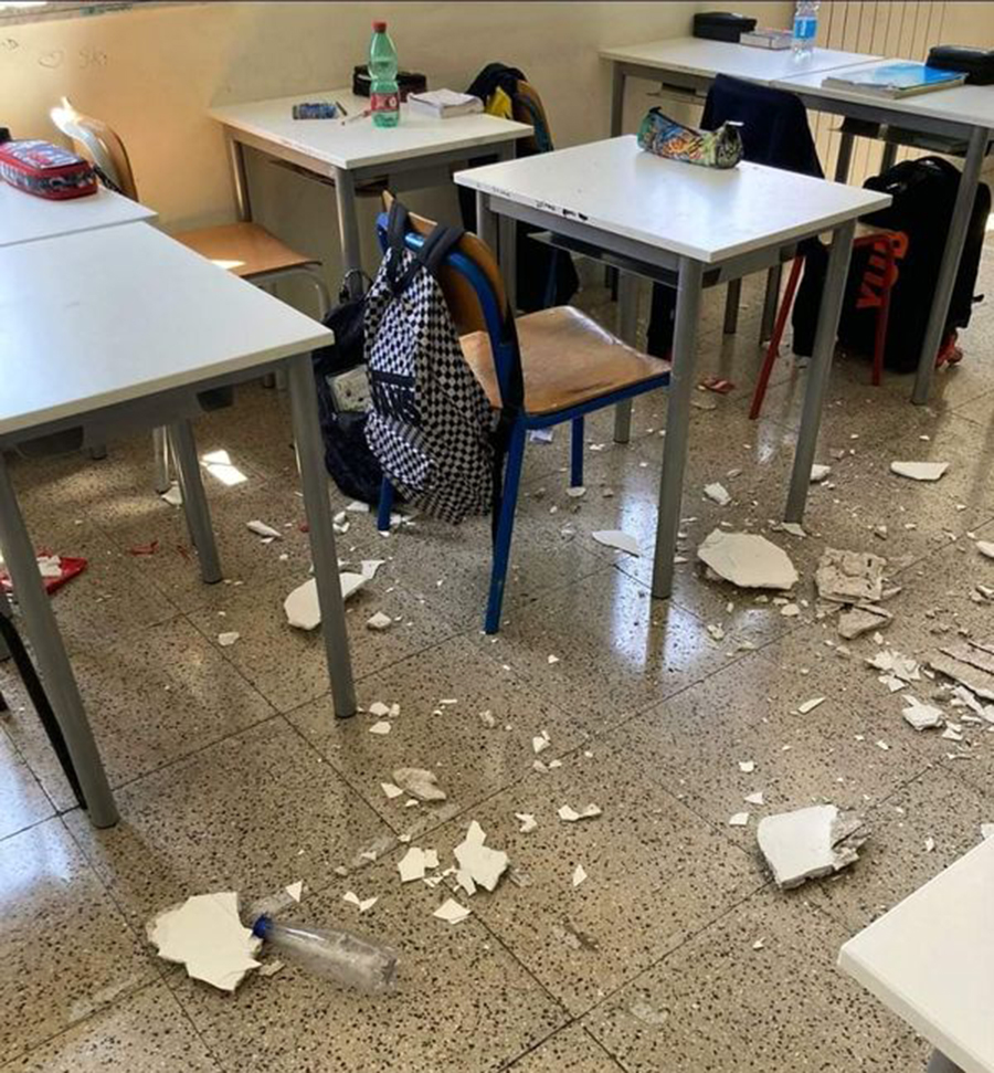 Crolla il soffitto di una scuola
