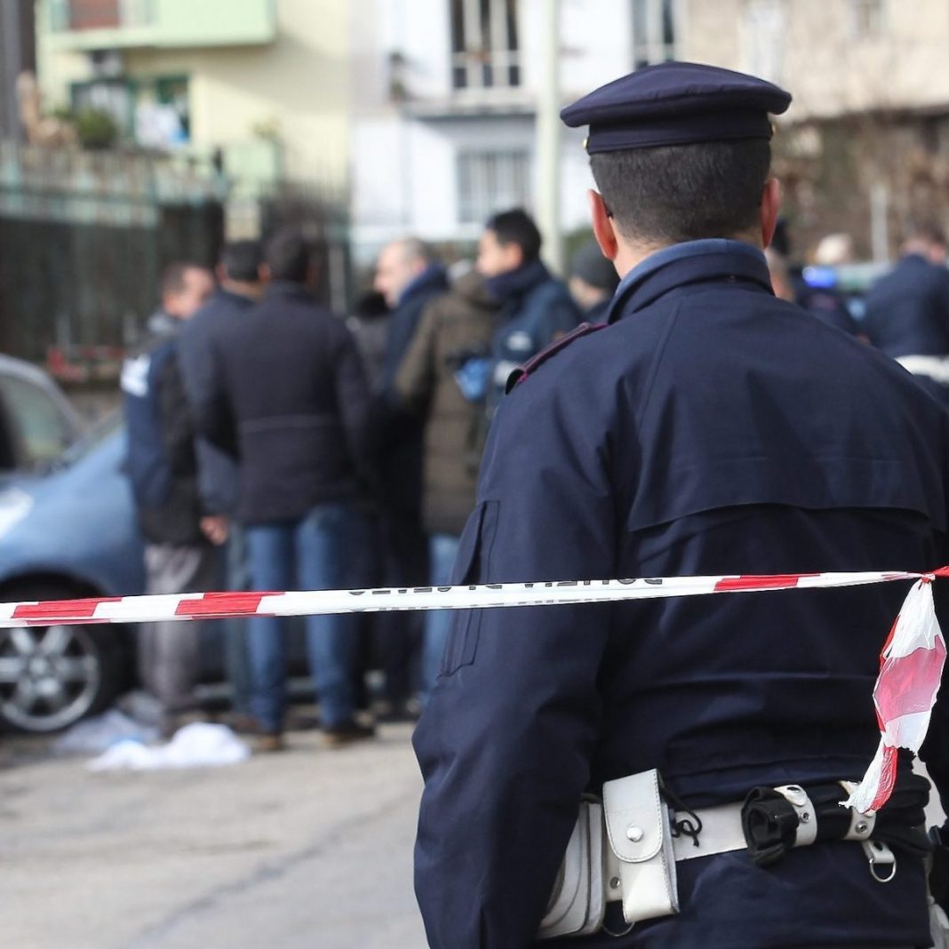 Omicidio a Napoli. Un 29enne è stato ucciso a colpi di arma da fuoco questa mattina in un giardino condominiale in via Contieri, nel quartiere Soccavo.