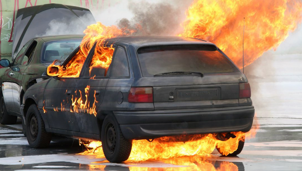 Aggredisce convivente incinta: poi brucia i vestiti e un'auto