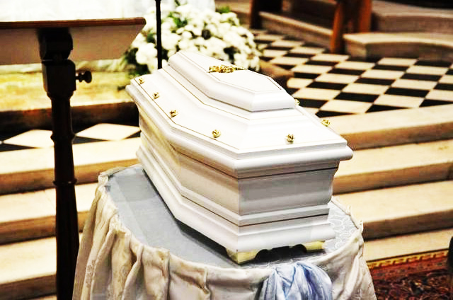 Fuorigrotta in lacrime ai funerali del piccolo Christian Carezza
