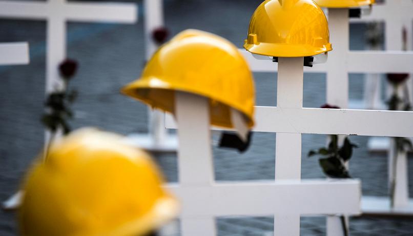 Incidenti lavoro: operaio cade da tetto capannone e muore