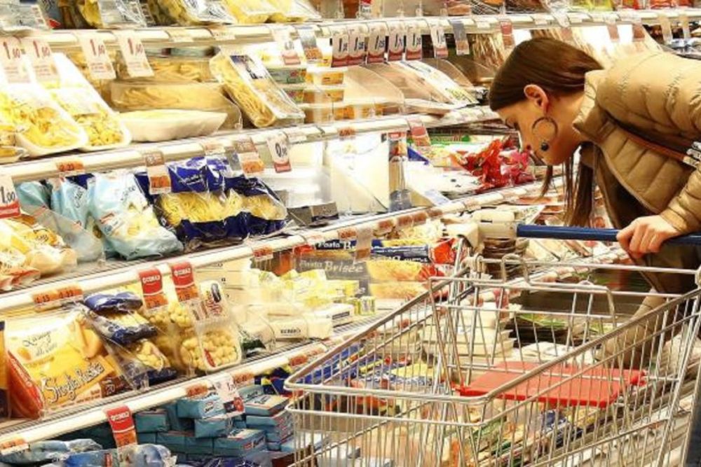 Inflazione: gli italiani tagliano la spesa: 800 milioni restano in cassaforte