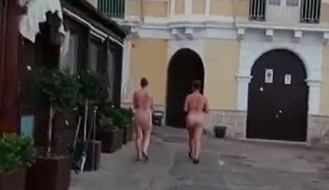 Turiste nude a spasso per il centro città