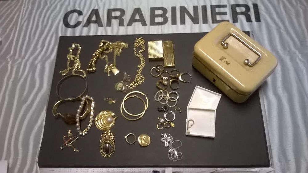 Si finge parente per rubare oro: arrestato 42enne napoletano