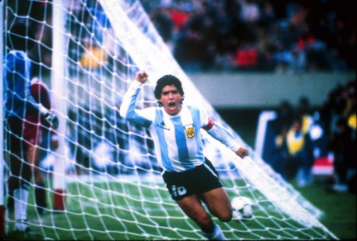 Il 10 novembre del 2001 Maradona disse addio al calcio