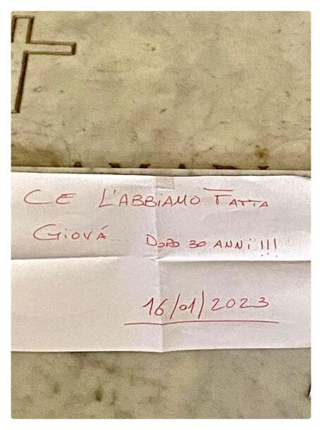 Un bigliettino sulla tomba di Giovanni Falcone