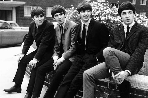 Il 23 marzo 1963 esce il primo album dei Beatles, con ben quattordici canzoni scritte interamente da loro. Fu subito un successo.