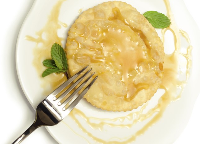 Conosciuto anche come seadas, la seada è un dolce tipico della regione Sardegna, ripieno di formaggio e servito con miele. Storia e origini.