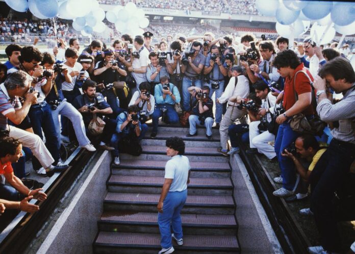 Maradona_al_San_Paolo_-_Napoli,_5_luglio_1984