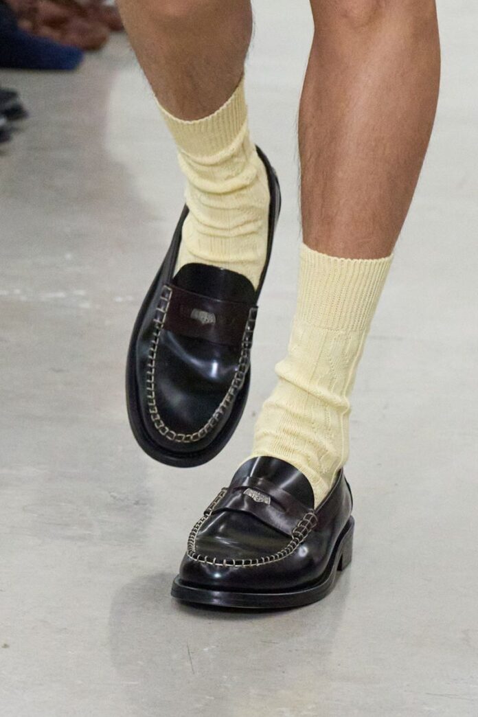 Calzini a vista, il dettaglio che conquista la moda Calzini a vista, il dettaglio che conquista la moda