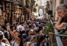Overtourism, Napoli ostaggio del proprio successo Overtourism, Napoli ostaggio del proprio successo